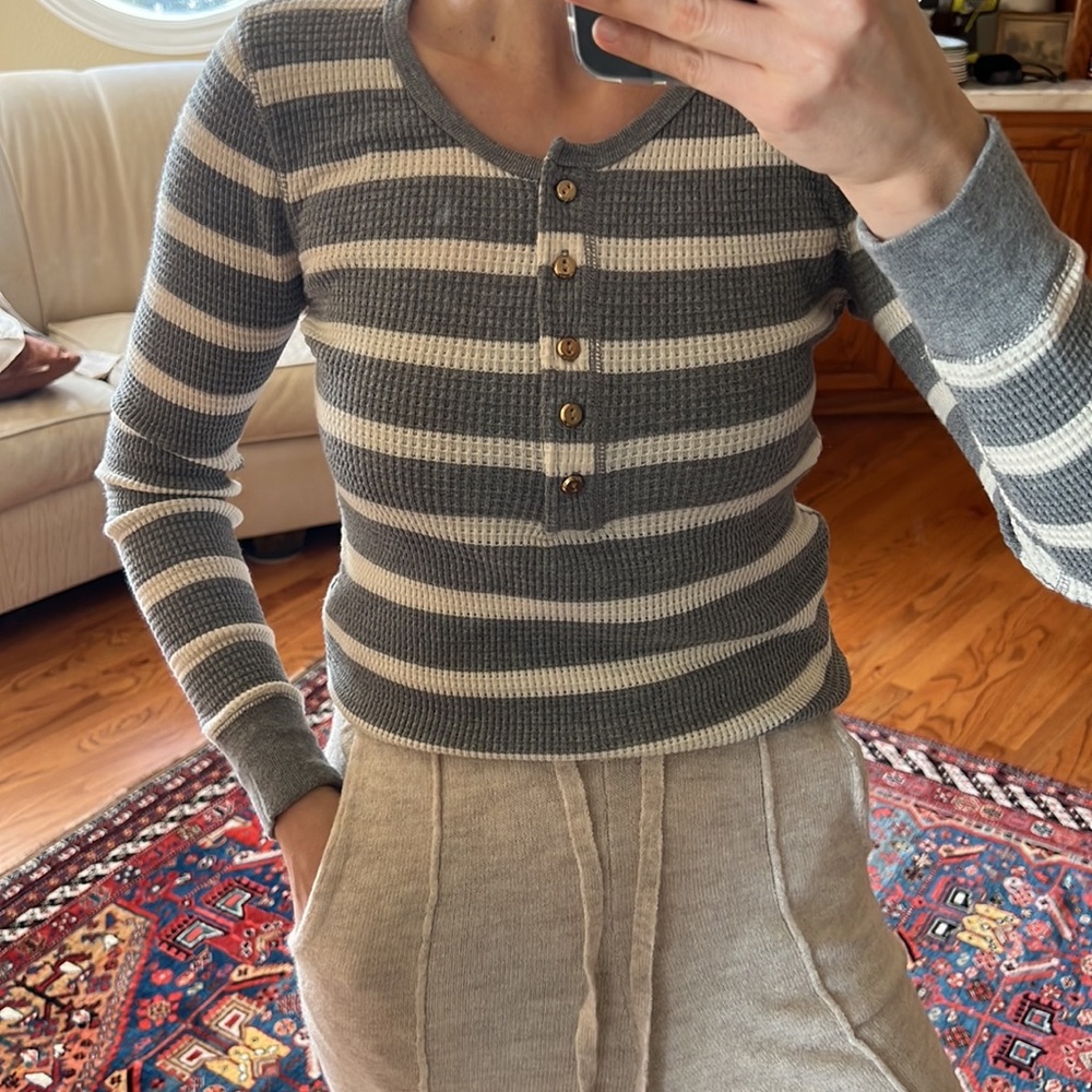 Gorgeous like new Jcrew Henley long sleeve top great for layering, like new - Picture 4 of 6